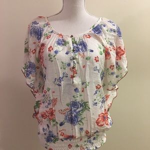 🆕 NWT floral print top with flutter sleeves